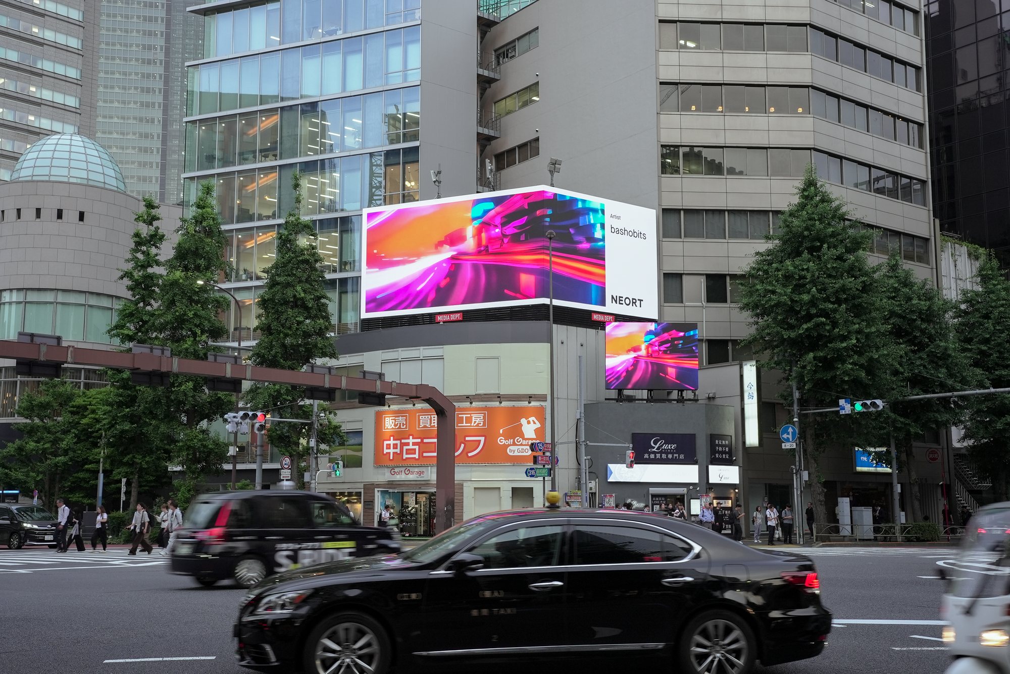 The corner screen in magenta and orange at dusk, credited to NEORT